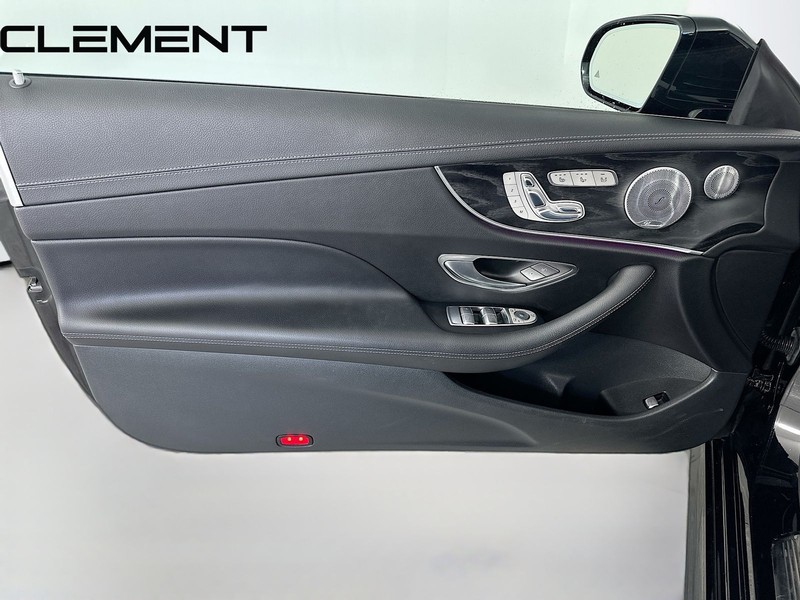 Mercedes-Benz E-Class Vehicle Full-screen Gallery Image 29