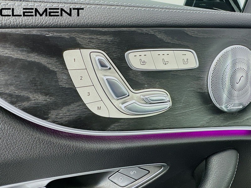 Mercedes-Benz E-Class Vehicle Full-screen Gallery Image 30