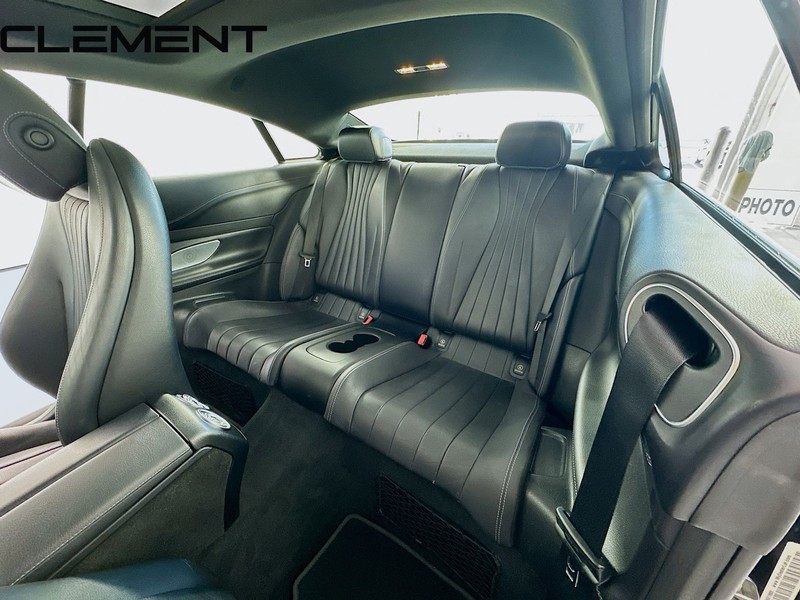 Mercedes-Benz E-Class Vehicle Full-screen Gallery Image 33