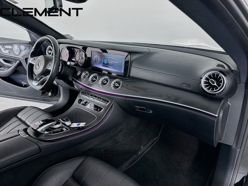 Mercedes-Benz E-Class Vehicle Full-screen Gallery Image 35