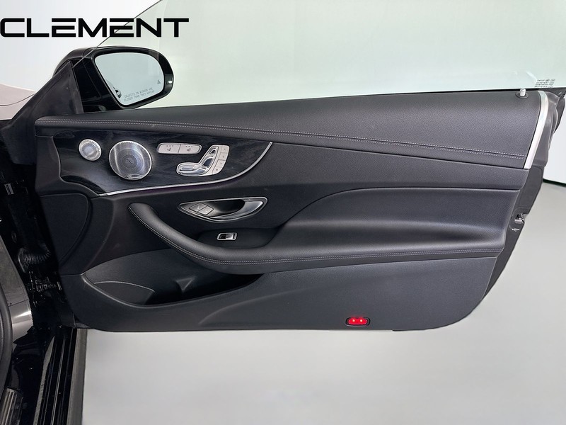 Mercedes-Benz E-Class Vehicle Full-screen Gallery Image 36