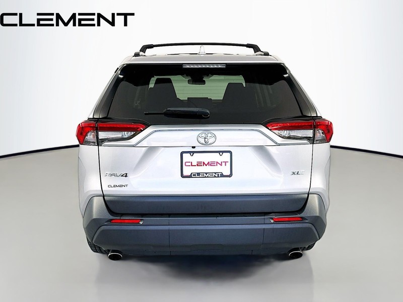 Toyota RAV4 Vehicle Full-screen Gallery Image 7