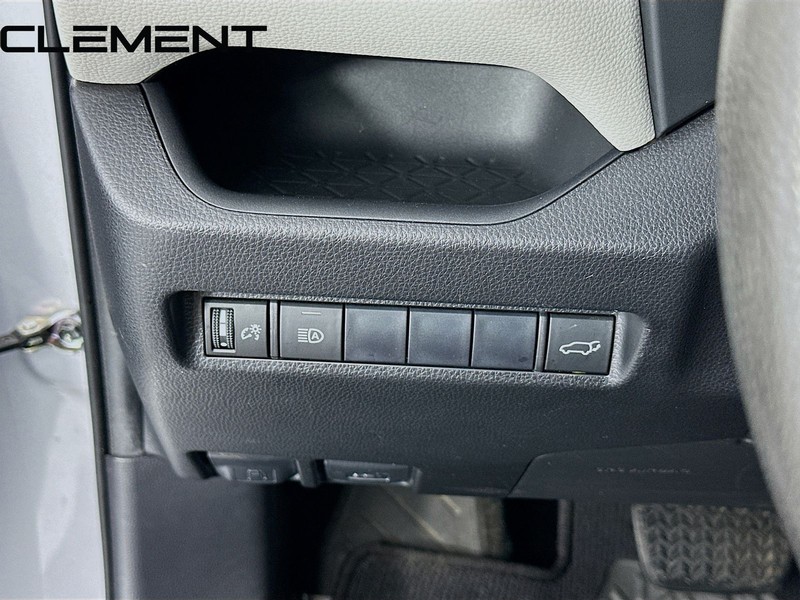 Toyota RAV4 Vehicle Full-screen Gallery Image 12