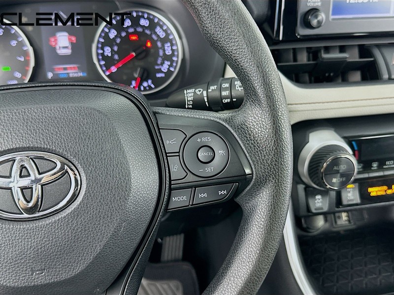 Toyota RAV4 Vehicle Full-screen Gallery Image 16