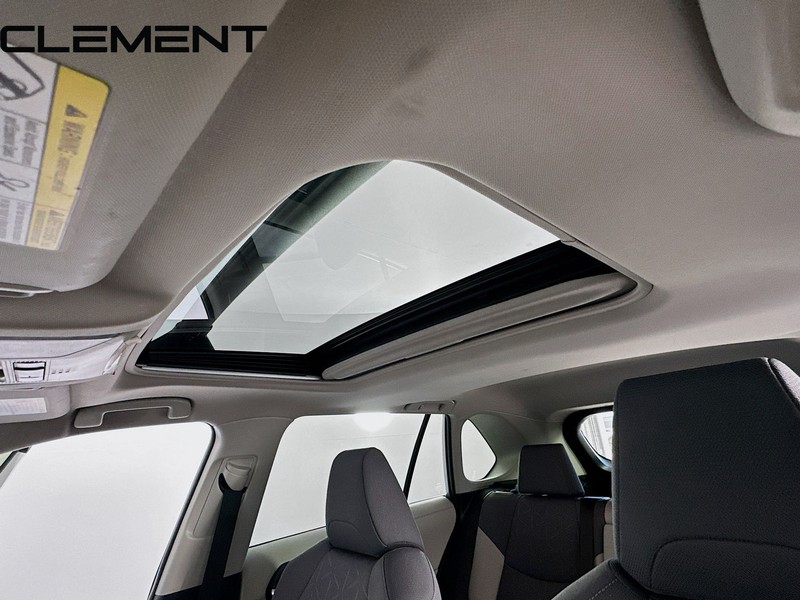 Toyota RAV4 Vehicle Full-screen Gallery Image 24