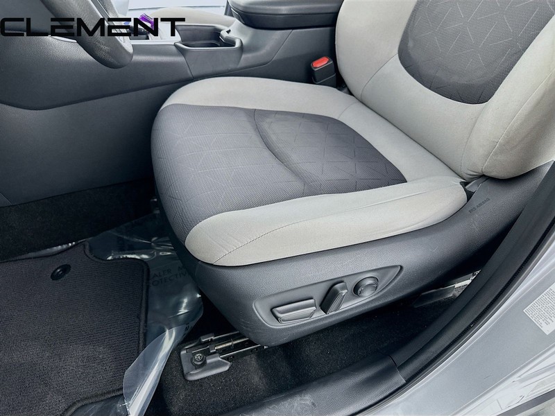 Toyota RAV4 Vehicle Full-screen Gallery Image 28