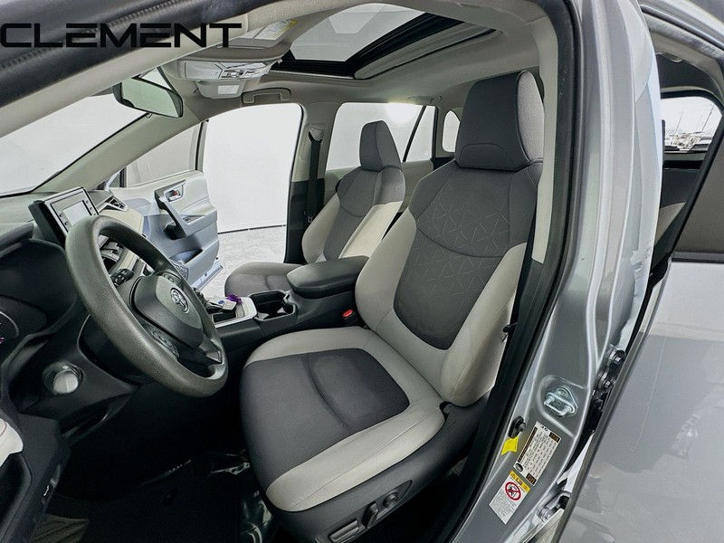 Toyota RAV4 Vehicle Full-screen Gallery Image 29