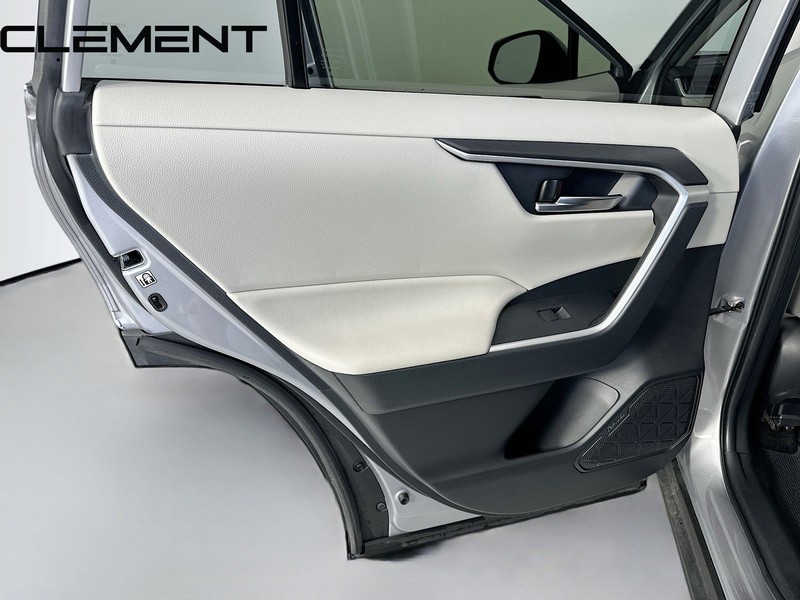 Toyota RAV4 Vehicle Full-screen Gallery Image 31