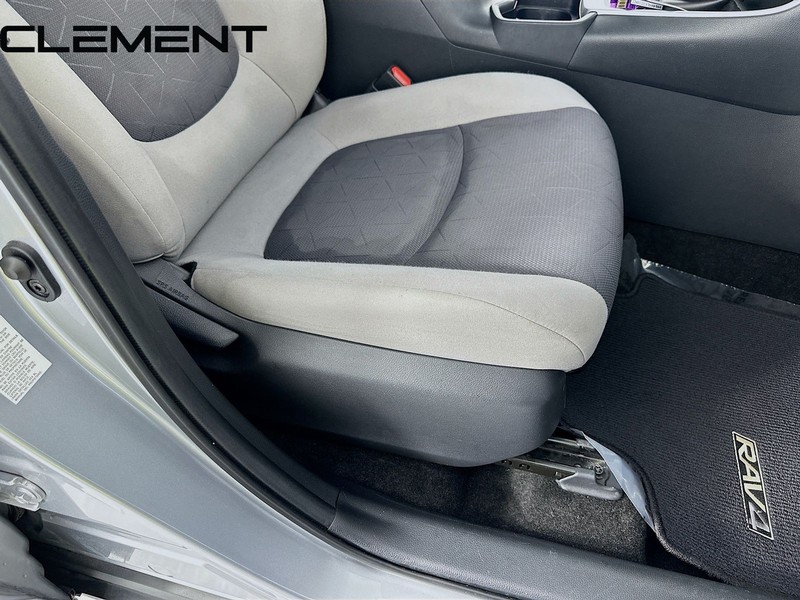 Toyota RAV4 Vehicle Full-screen Gallery Image 33