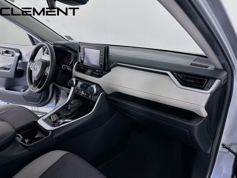 Toyota RAV4 Vehicle Full-screen Gallery Image 34