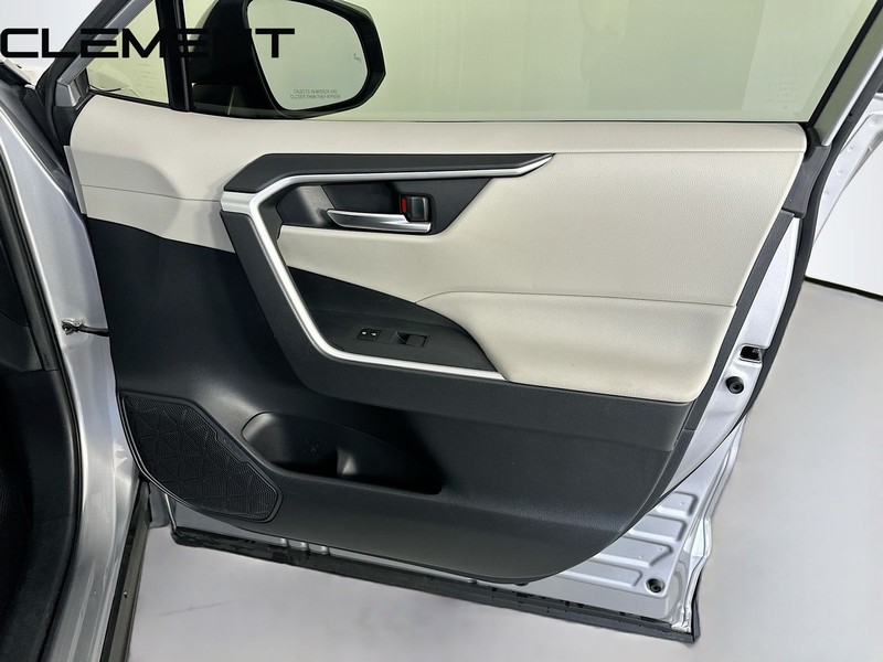 Toyota RAV4 Vehicle Full-screen Gallery Image 35