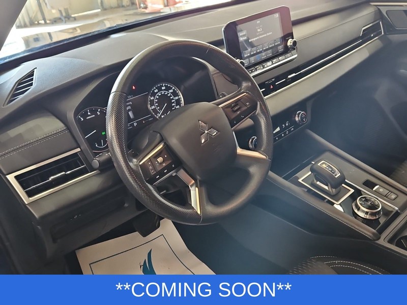 Mitsubishi Outlander Vehicle Image 03