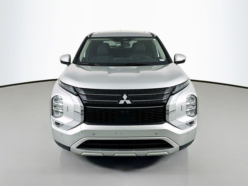 Mitsubishi Outlander Vehicle Full-screen Gallery Image 2