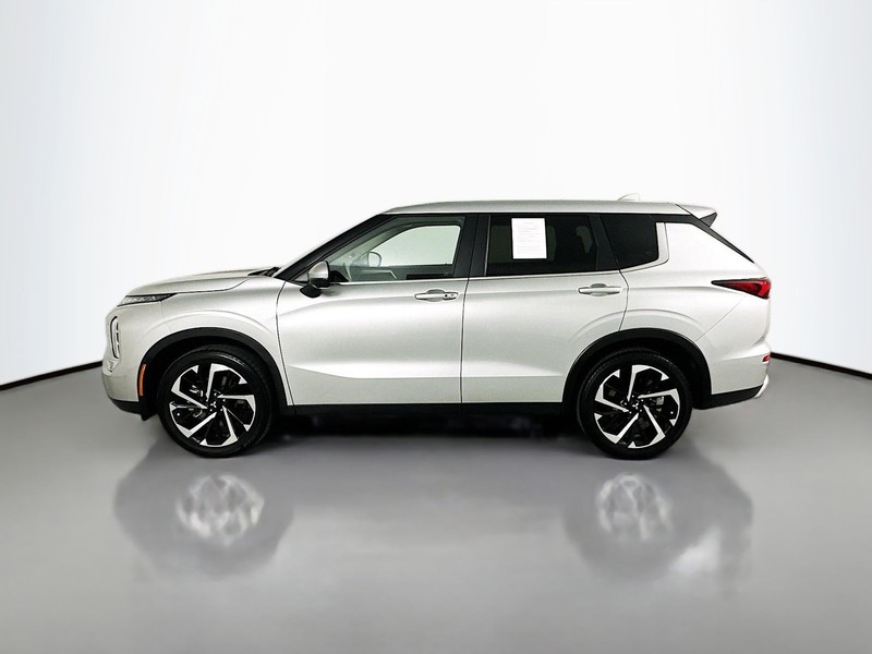 Mitsubishi Outlander Vehicle Full-screen Gallery Image 4