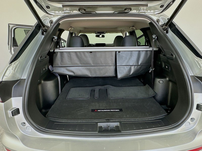 Mitsubishi Outlander Vehicle Full-screen Gallery Image 8