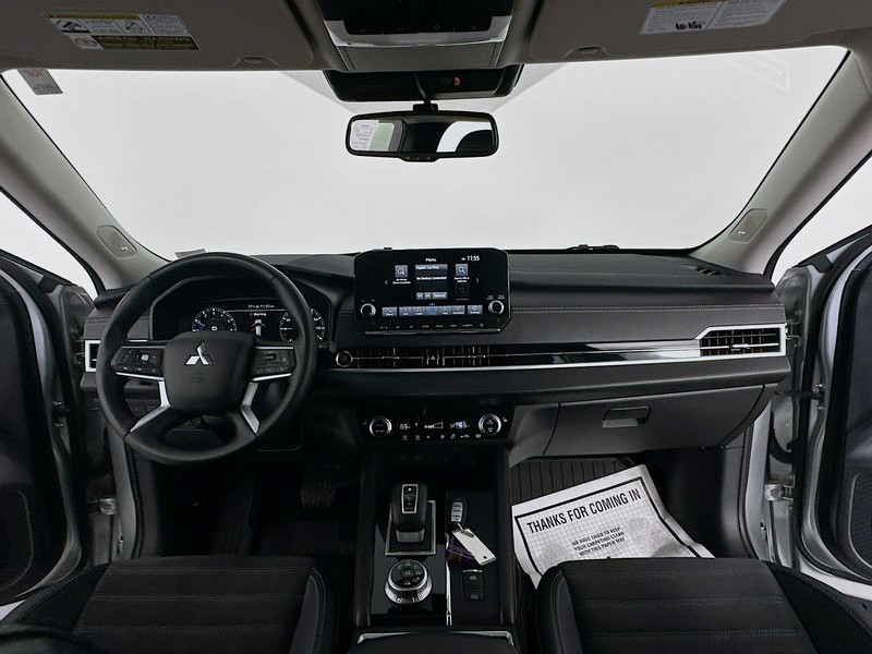 Mitsubishi Outlander Vehicle Full-screen Gallery Image 9