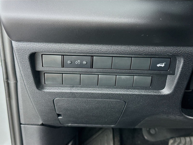 Mitsubishi Outlander Vehicle Full-screen Gallery Image 10