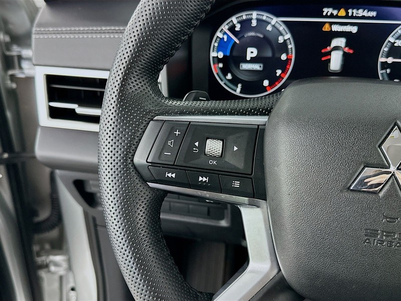 Mitsubishi Outlander Vehicle Full-screen Gallery Image 12