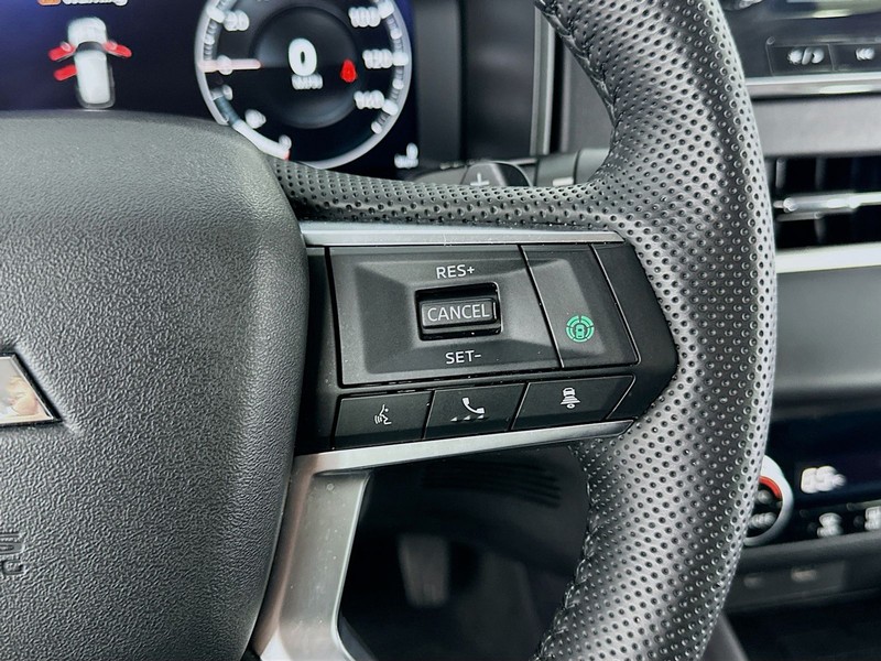 Mitsubishi Outlander Vehicle Full-screen Gallery Image 13