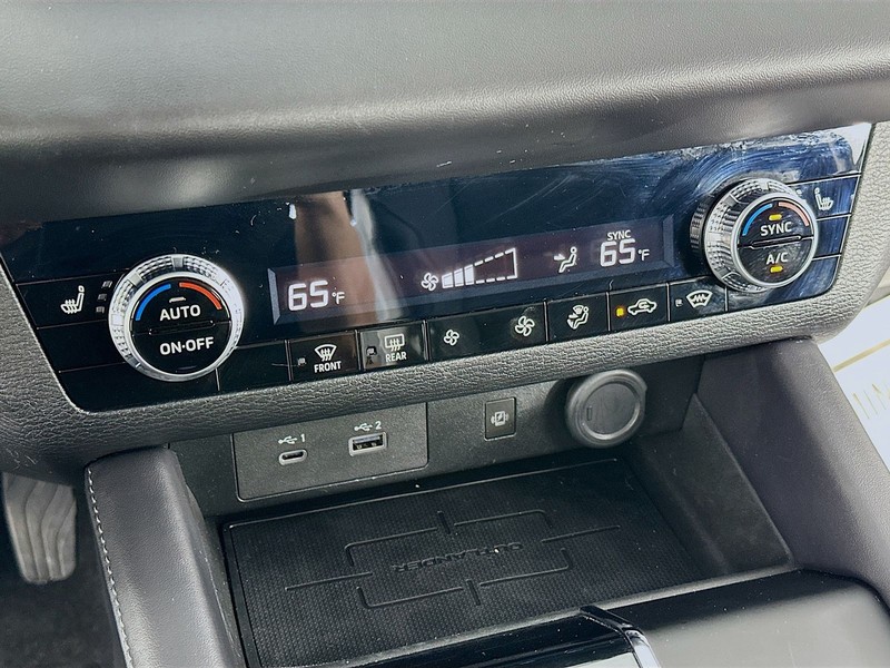 Mitsubishi Outlander Vehicle Full-screen Gallery Image 17