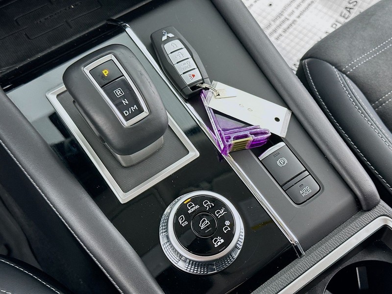 Mitsubishi Outlander Vehicle Full-screen Gallery Image 19