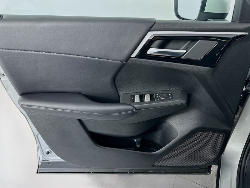 Mitsubishi Outlander Vehicle Full-screen Gallery Image 23