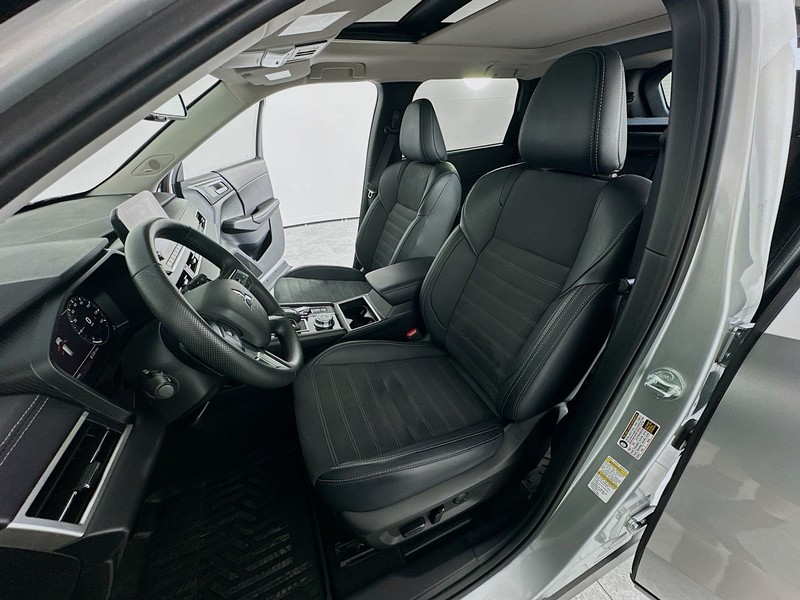 Mitsubishi Outlander Vehicle Full-screen Gallery Image 25