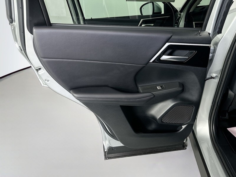 Mitsubishi Outlander Vehicle Full-screen Gallery Image 26