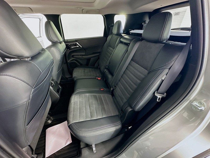 Mitsubishi Outlander Vehicle Full-screen Gallery Image 27