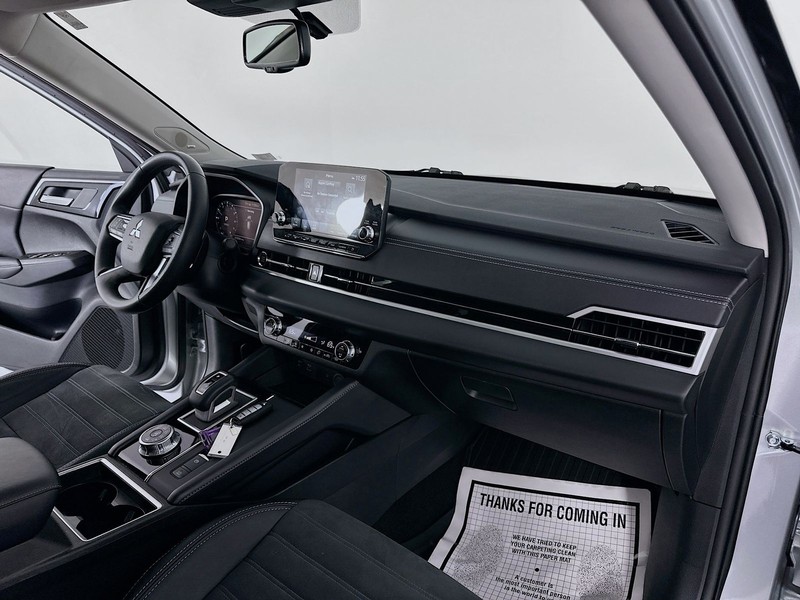 Mitsubishi Outlander Vehicle Full-screen Gallery Image 29