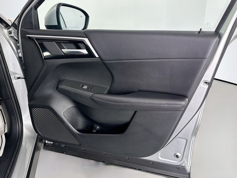 Mitsubishi Outlander Vehicle Full-screen Gallery Image 30