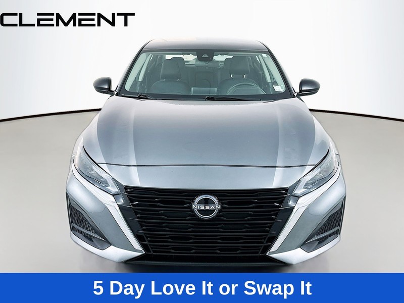 Nissan Altima Vehicle Full-screen Gallery Image 2