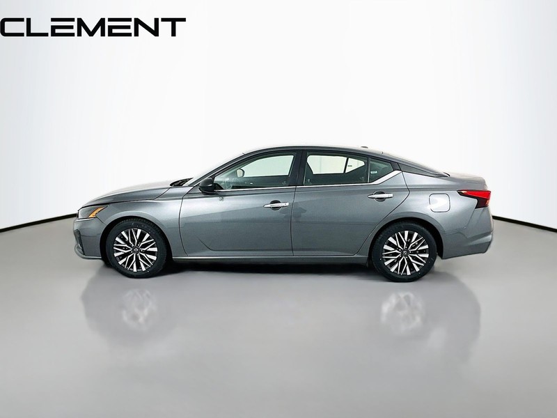 Nissan Altima Vehicle Full-screen Gallery Image 4