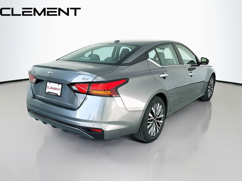 Nissan Altima Vehicle Full-screen Gallery Image 6