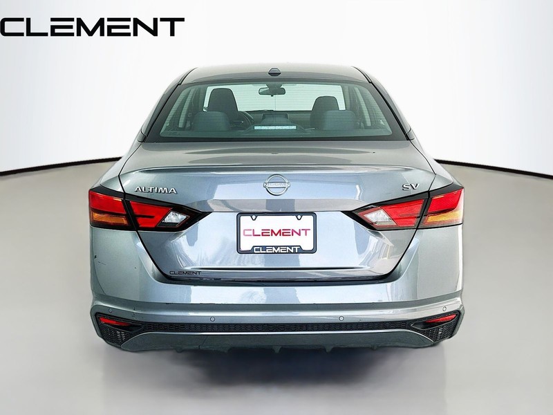 Nissan Altima Vehicle Full-screen Gallery Image 7