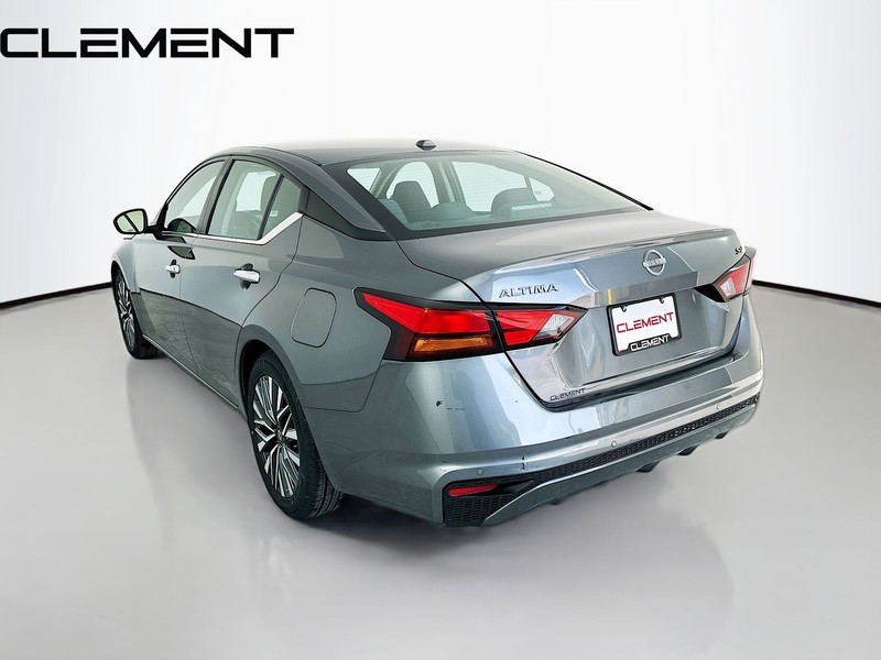 Nissan Altima Vehicle Full-screen Gallery Image 8