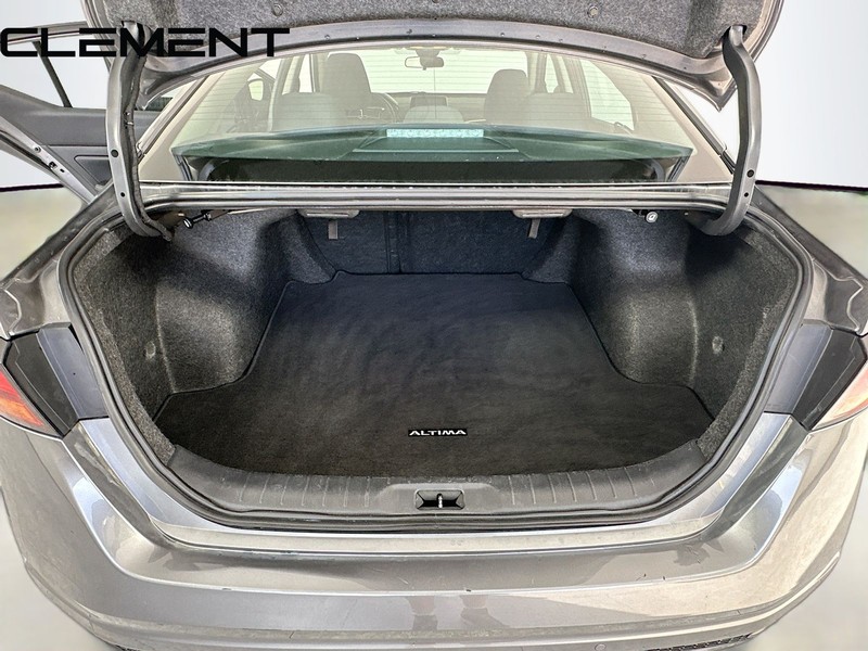 Nissan Altima Vehicle Full-screen Gallery Image 9