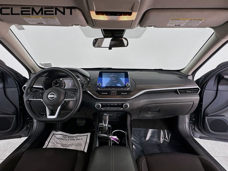 Nissan Altima Vehicle Full-screen Gallery Image 11