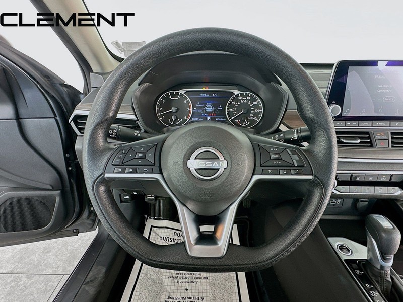 Nissan Altima Vehicle Full-screen Gallery Image 13