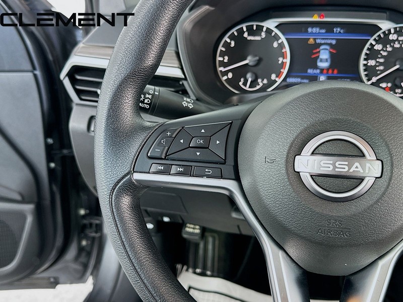 Nissan Altima Vehicle Full-screen Gallery Image 14