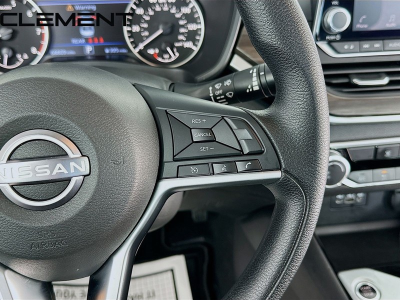 Nissan Altima Vehicle Full-screen Gallery Image 16