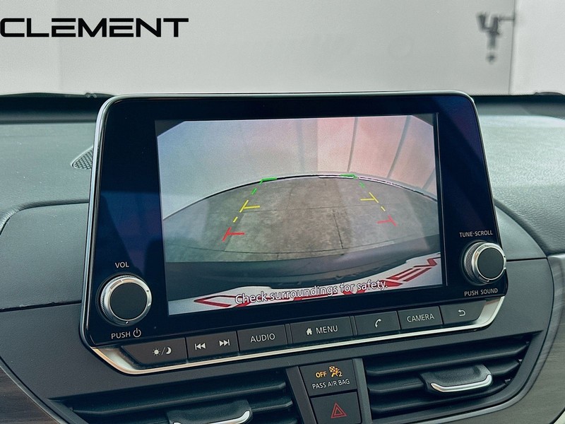 Nissan Altima Vehicle Full-screen Gallery Image 19