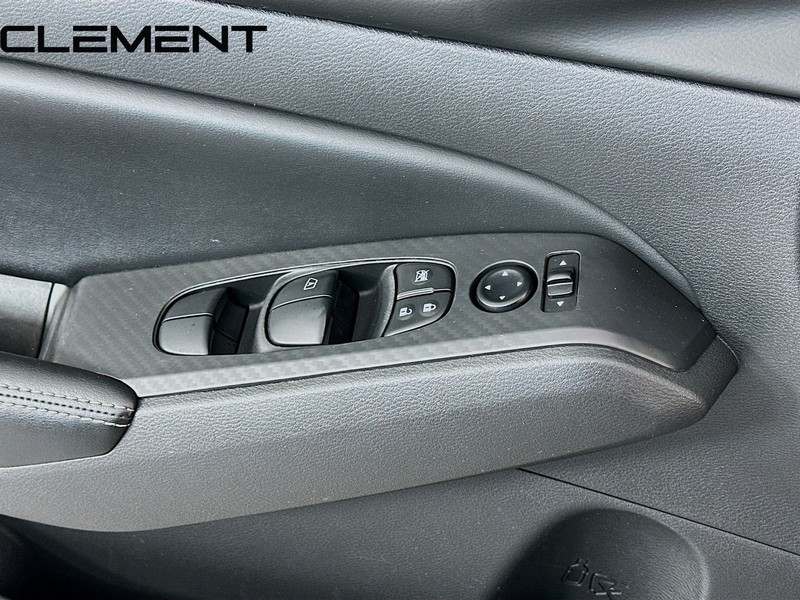 Nissan Altima Vehicle Full-screen Gallery Image 23