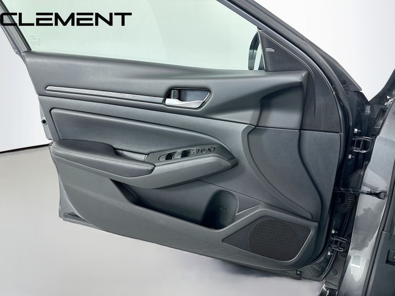 Nissan Altima Vehicle Full-screen Gallery Image 24