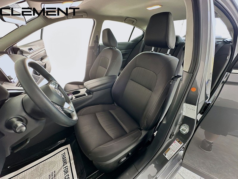 Nissan Altima Vehicle Full-screen Gallery Image 27