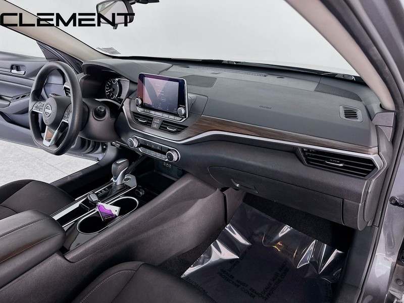 Nissan Altima Vehicle Full-screen Gallery Image 32