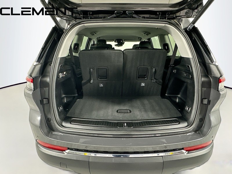 Jeep Grand Cherokee L Vehicle Image 11