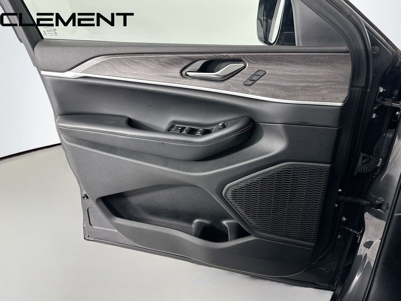 Jeep Grand Cherokee L Vehicle Image 27