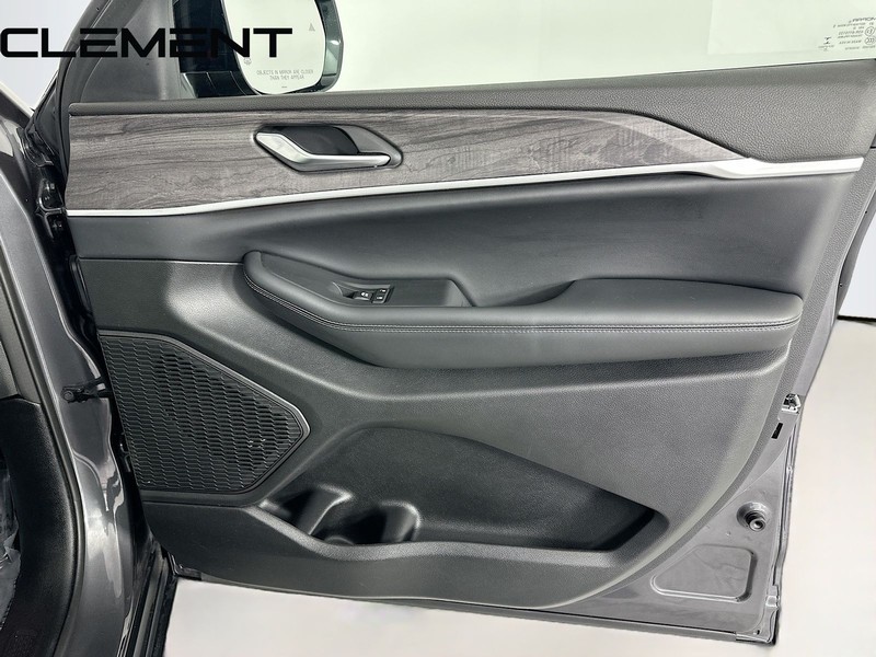 Jeep Grand Cherokee L Vehicle Image 37