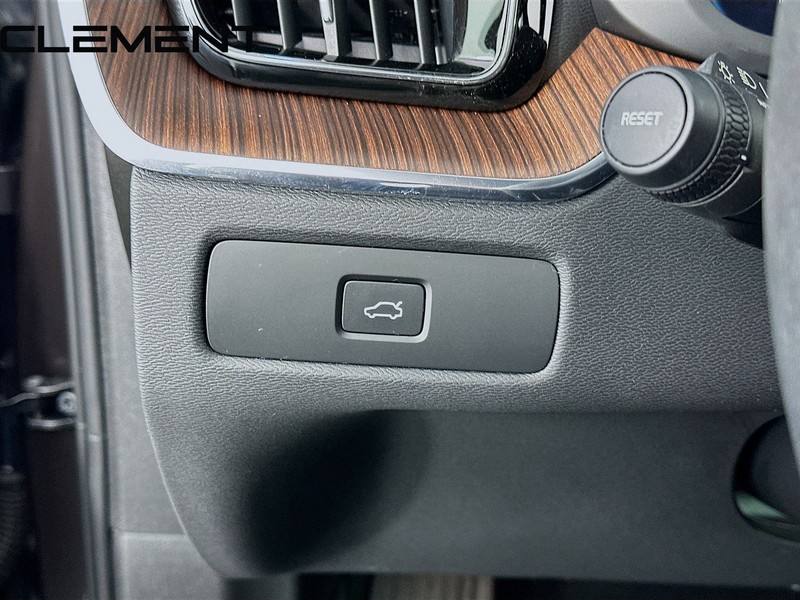 Volvo XC60 Vehicle Full-screen Gallery Image 12